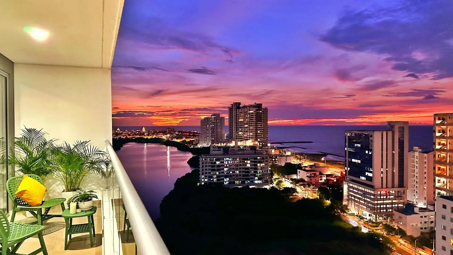 Espectacular Apartamento Piso Alto Con Excelente Vista Al Mar Y A La Ciudad Amurallada