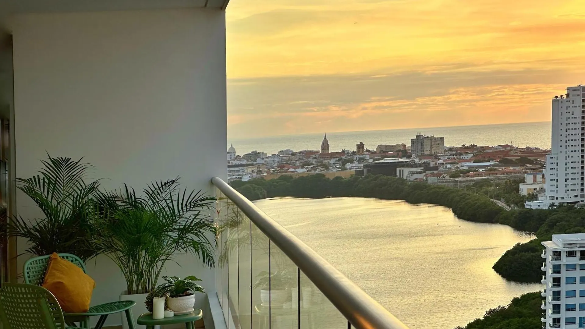 Espectacular Apartamento Piso Alto Con Excelente Vista Al Mar Y A La Ciudad Amurallada